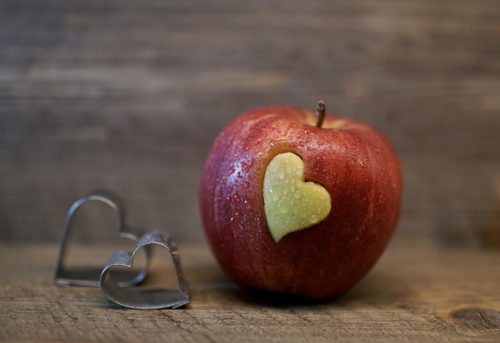 תפוח אדום עם לב בתוכו