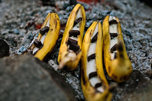 בננות עם קוביות שוקולד בתוכן למדורת ל"ג בעומר