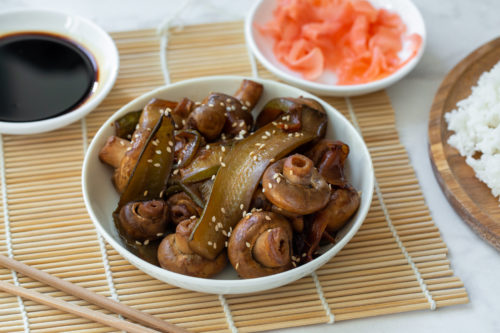 סלט מלפפונים ופטריות שמפיניון מאודים בסגנון אסייתי, לצד אורז, רוטב סויה וג'ינג'ר כבוש